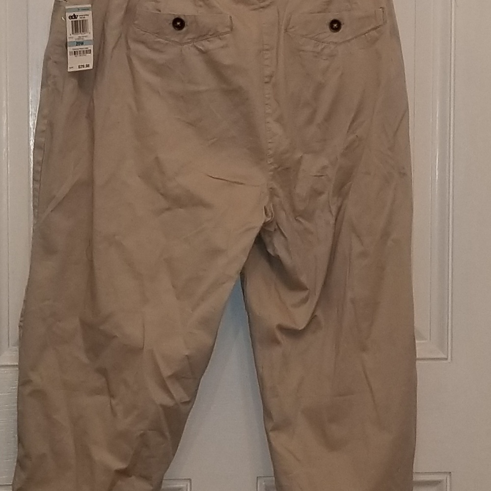 JM Collection Tan Capris - Picture 2 of 4